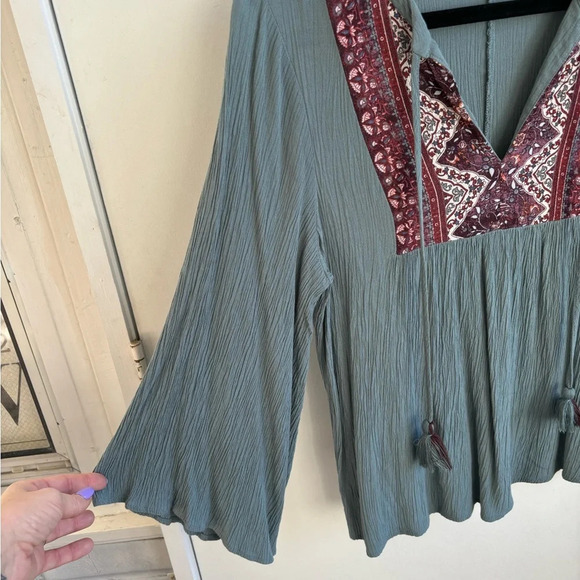 Frye and Co Bell Sleeve Flowy Blouse - Picture 4 of 5